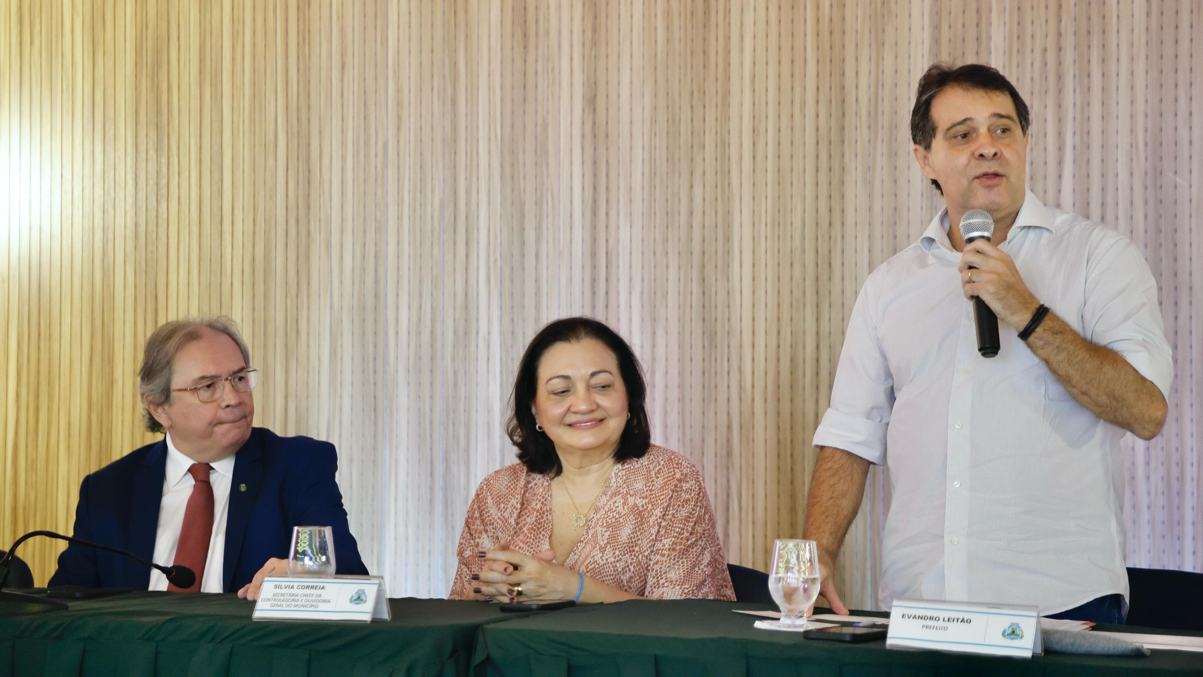 prefeito evandro fala no auditório